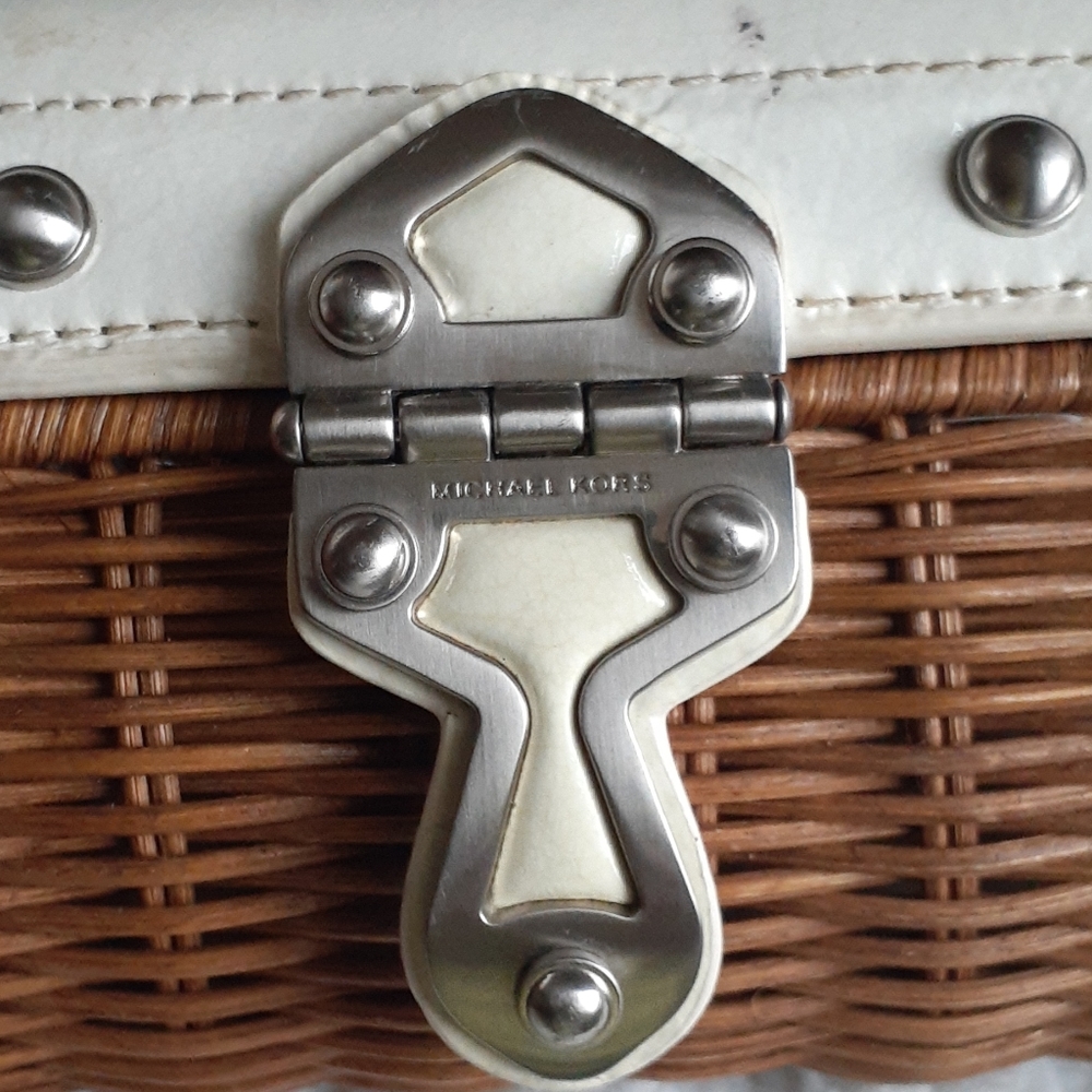 Michael Kors Handpurse- RARE Design - Picture 5 of 7